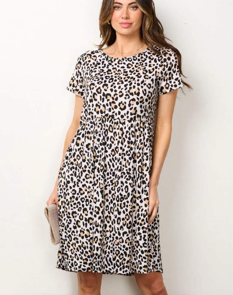 Wild Allure: Women's Short Sleeve Elastic Waist Animal Print Mini Dress with Pockets