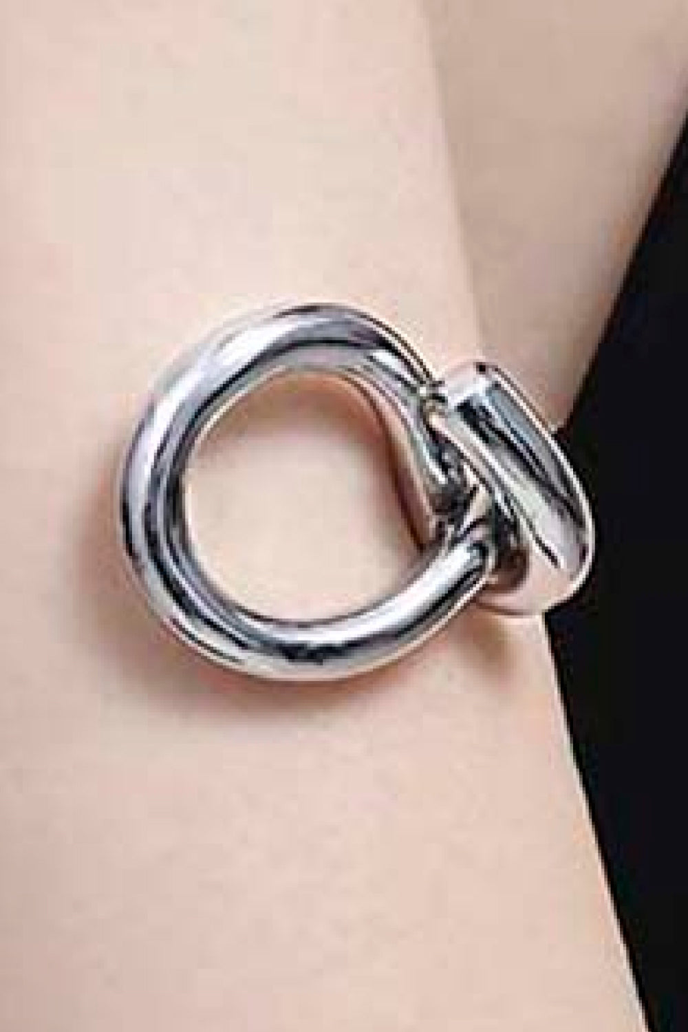 Stylish Knot Open Bracelet
